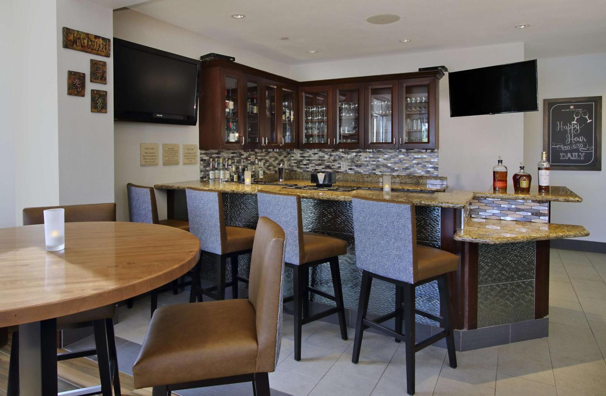 Hilton Garden Inn Sonoma County Airport Санта Роза Екстериор снимка